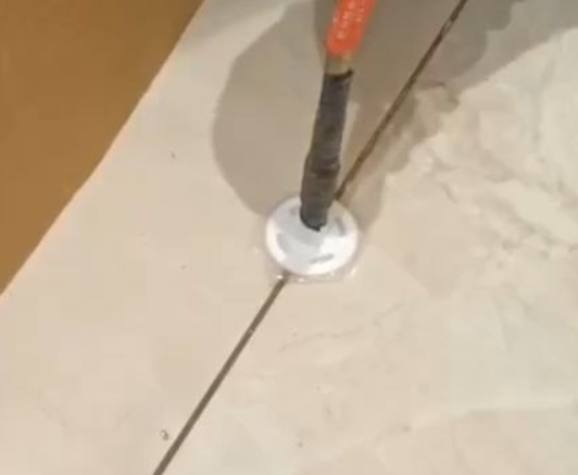 乾县瓷砖空鼓维修公司专业解答瓷砖在铺贴过程中，如果没有涂抹均匀到位的粘结材料（如水泥砂浆或瓷砖胶），可能会导致以下问题